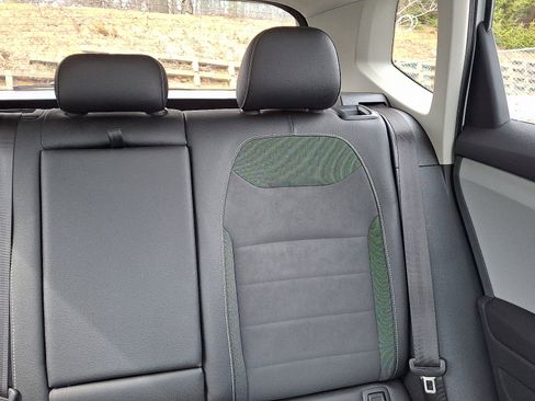 Used 2022 Volkswagen Taos SE w/ Panoramic Sunroof Package image 20