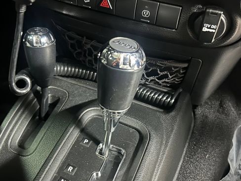 Used 2017 Jeep Wrangler Unlimited Sahara w/ Connectivity Group AWD/4WD image 21