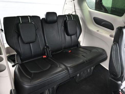 Used 2023 Chrysler Pacifica Touring-L image 9