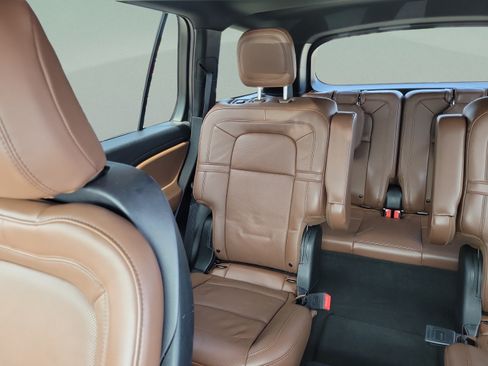 Used 2023 Lincoln Aviator Reserve w/ Equipment Group 201A RWD image 8