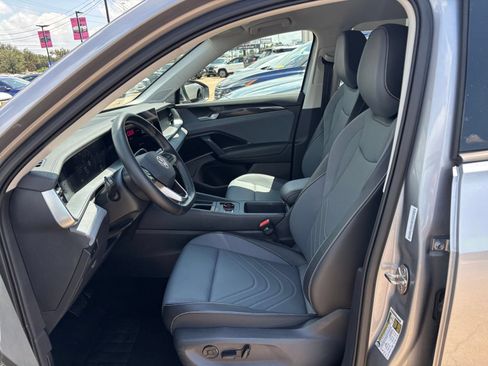 Used 2026 Volkswagen Tiguan SE AWD/4WD image 24