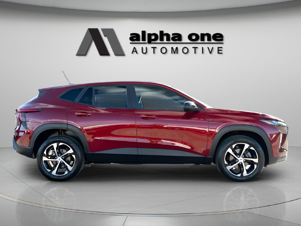 Used 2025 Chevrolet Trax RS FWD image 4