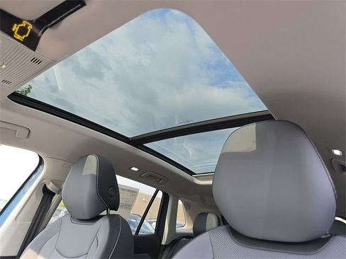 New 2025 Volkswagen Tiguan SE AWD/4WD image 3