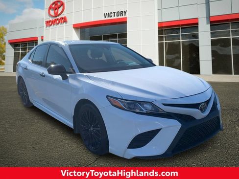 Used 2020 Toyota Camry SE FWD image 1