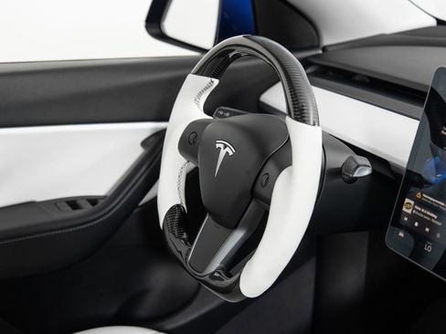 Used 2022 Tesla Model Y Long Range image 25
