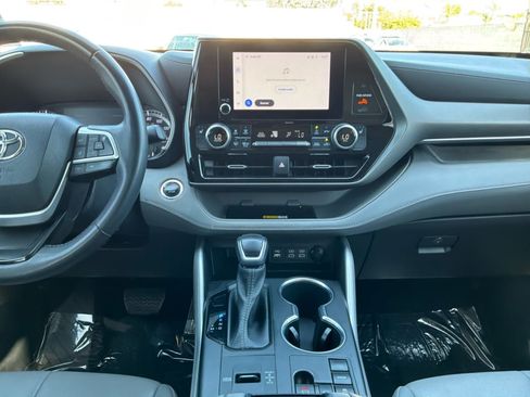 Used 2023 Toyota Highlander XLE FWD image 15
