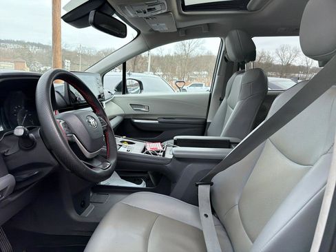 Used 2021 Toyota Sienna XLE FWD image 18