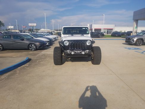Used 2023 Jeep Gladiator Sport AWD/4WD image 2