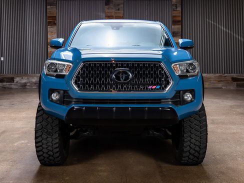 Used 2019 Toyota Tacoma TRD Off-Road image 2