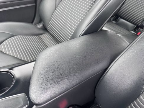 Used 2018 Toyota Camry SE image 32