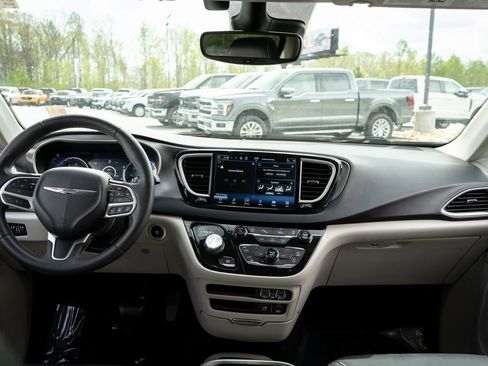 Used 2022 Chrysler Pacifica Touring-L FWD image 20
