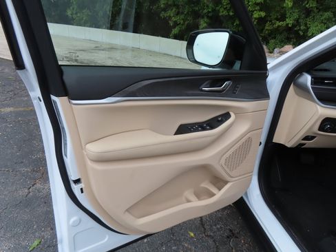 New 2025 Jeep Grand Cherokee Limited w/ Luxury Tech Group II image 22