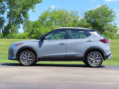 Used 2024 Nissan Kicks SV FWD image 7