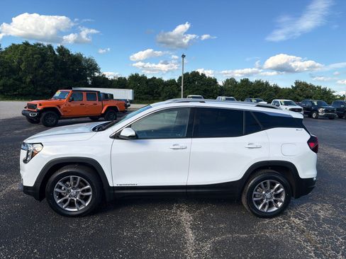 Used 2024 GMC Terrain SLT AWD/4WD image 3