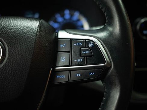 Used 2021 Toyota Highlander LE AWD/4WD image 27