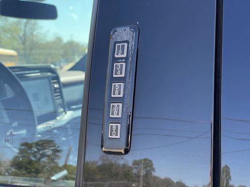 Used 2022 Ford F150 Lariat w/ Equipment Group 502A High image 39