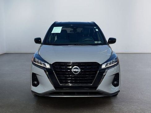 Used 2022 Nissan Kicks SR w/ Premium Package FWD image 2
