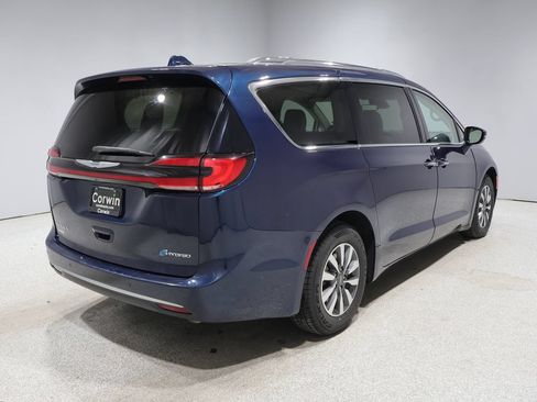 Used 2021 Chrysler Pacifica Touring-L FWD image 2