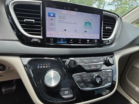 Certified 2023 Chrysler Pacifica Touring-L FWD image 8
