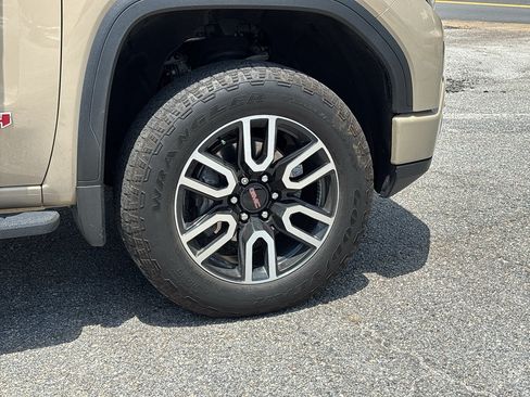 Used 2023 GMC Sierra 1500 AT4 w/ Technology Package AWD/4WD image 10