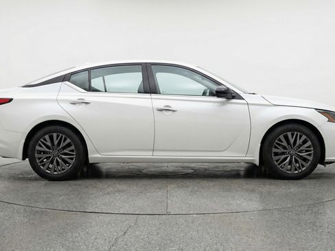 Used 2025 Nissan Altima 2.5 SV image 11
