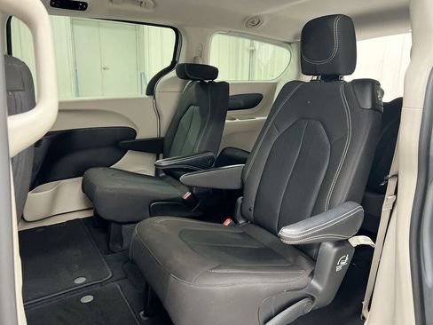 Used 2023 Chrysler Voyager LX image 22