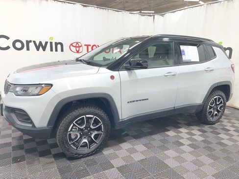 Used 2025 Jeep Compass Trailhawk image 3