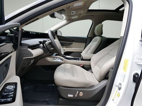 Used 2025 Lincoln Nautilus Reserve AWD/4WD image 10