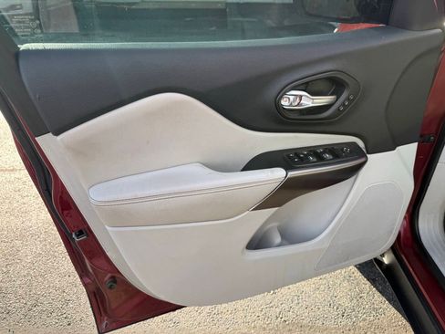 Used 2019 Jeep Cherokee Limited AWD/4WD image 10