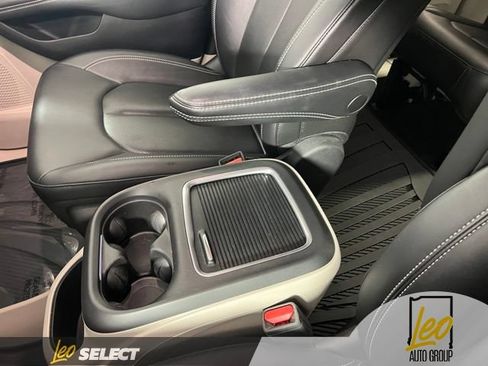 Used 2024 Chrysler Pacifica Touring-L AWD/4WD image 24