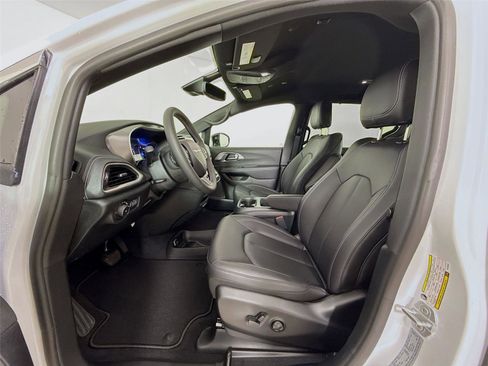 New 2026 Chrysler Pacifica Select image 11