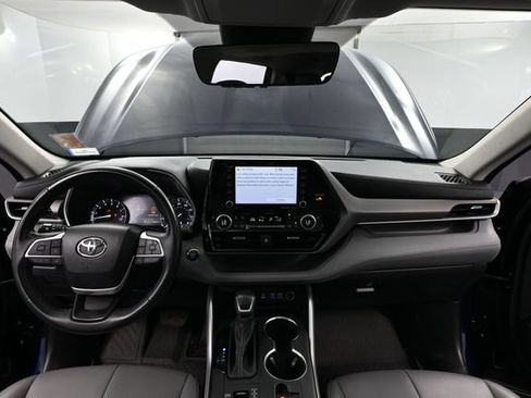 Used 2022 Toyota Highlander XLE AWD/4WD image 25