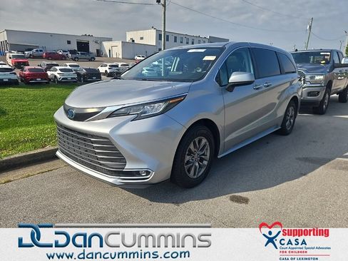 Used 2023 Toyota Sienna XLE AWD/4WD image 1