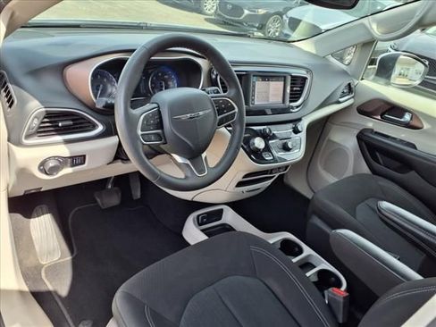 Used 2023 Chrysler Voyager LX image 18