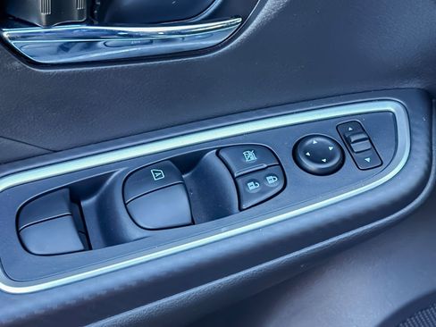 Used 2025 Nissan Versa SR w/ Trunk Package image 14