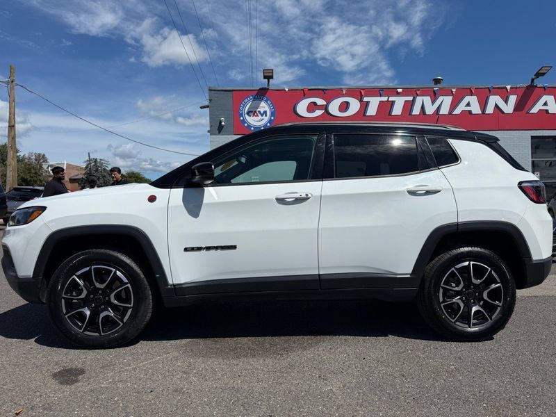 Used 2025 Jeep Compass Trailhawk AWD/4WD image 2