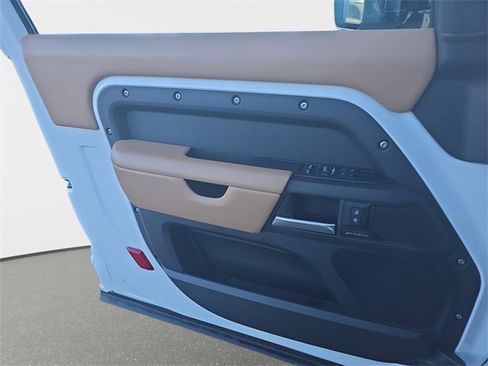 Used 2025 Land Rover Defender 90 S image 25