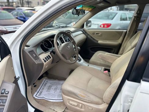 Used 2005 Toyota Highlander 4WD V6 w/ 3rd Row image 9