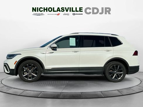 Used 2023 Volkswagen Tiguan SE w/ Panoramic Sunroof Package image 2