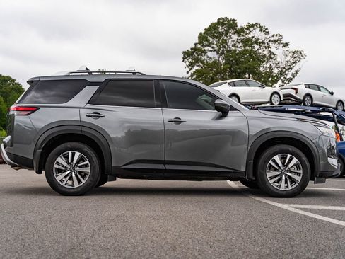 Used 2025 Nissan Pathfinder SL AWD/4WD image 8