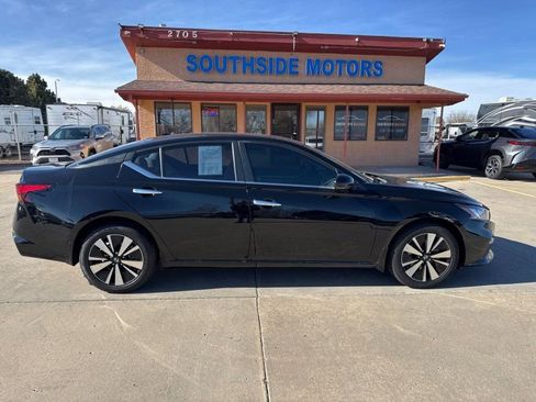 Used 2021 Nissan Altima 2.5 SV w/ SV Premium Package image 2