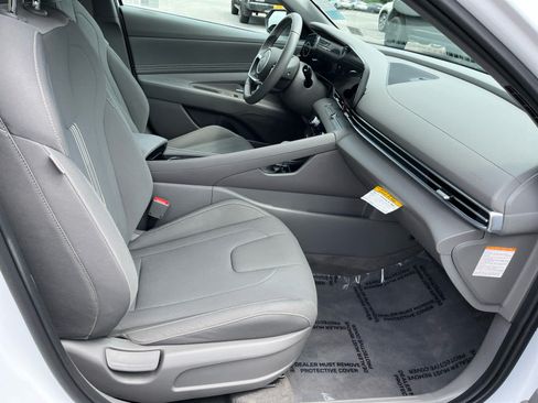Used 2025 Hyundai Elantra SEL FWD image 31