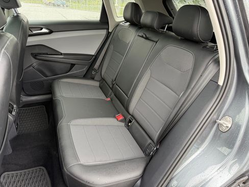 Used 2023 Volkswagen Taos SE w/ Panoramic Sunroof Package FWD image 20
