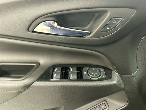 Used 2024 Chevrolet Equinox Premier image 11