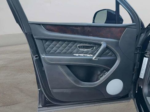 Used 2017 Bentley Bentayga image 28