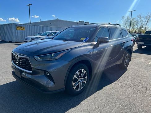 Used 2022 Toyota Highlander XLE AWD/4WD image 3