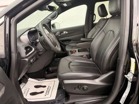 Used 2025 Chrysler Pacifica Select FWD image 10