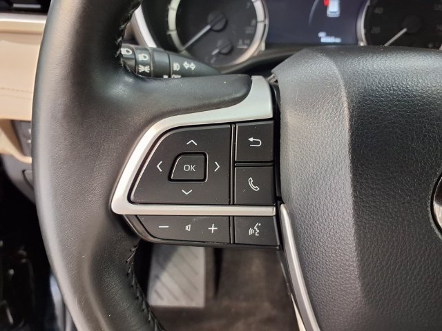 Used 2024 Toyota Highlander XLE AWD/4WD image 7