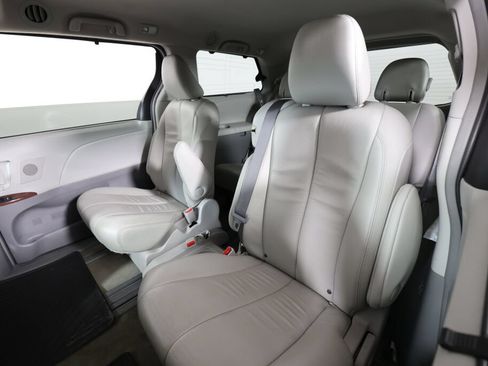 Used 2014 Toyota Sienna XLE w/ XLE Premium Package FWD image 16