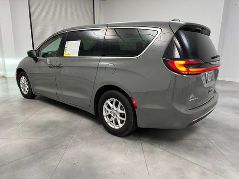 Used 2023 Chrysler Pacifica Touring-L FWD image 6